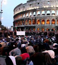 اسقف إيطالي: سنصبح مسلمين بسبب غبائنا
