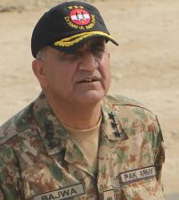 القادة الأفغان يدعون قائد الجيش الباكستاني لزيارة كابل