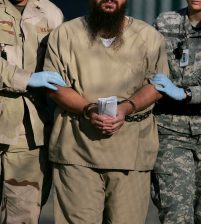 أمريكا تنقل 4 سجناء من غوانتانامو إلى السعودية