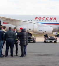 الدبلوماسيين المرحلين من واشنطن يصلون موسكو