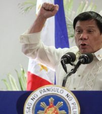 رئيس الفلبين يهدد بفرض الأحكام العرفية لمكافحة المخدرات