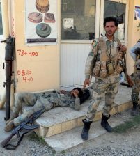 سفير افغانستان ينفي مقتل 50 جندي على الحدود