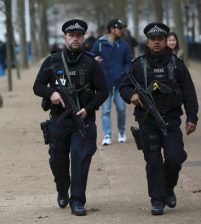 بريطانيا تنشر الجيش لدعم الشرطة الوضح حرج