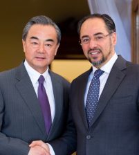 وزير خارجية الصين يبحث عن السلام في كابل