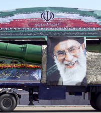 ايران ترد على الاتفاق النووي بعرض صاروخ 2000 كم