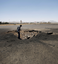 السعودية تقصف مطار اليمن لمنع وصول مساعدات