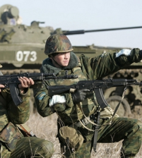 روسيا تهدي طاجيكستان أسلحة لحدود أفغانستان
