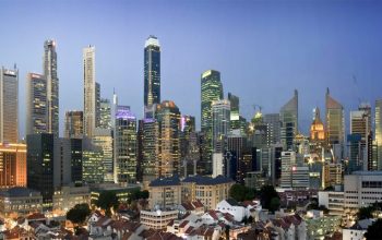 سنغافورة تهدي مواطنيها 300 دولار