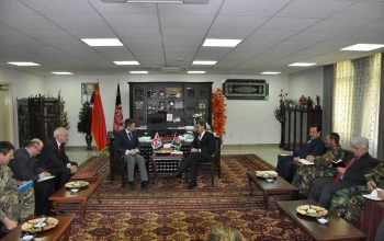 وزير دفاع بريطانيا يلتقي نظيره في أفغانستان