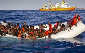 المهاجرون الى ايطاليا وصولو فيما غرق 21 منهم في البحر