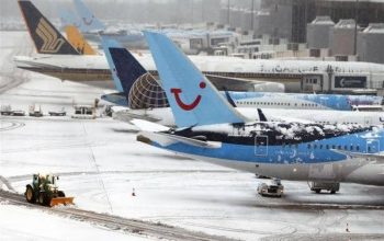 الثلج يوقف 115 رحلة في مطار لندن بريطانيا