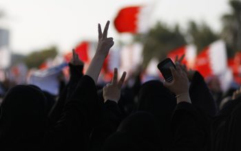 ملك البحرين يخضع للتظاهرات ويخفف الأعدام
