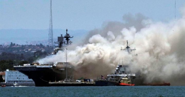 کشتی جنگی امریکا آتش گرفت